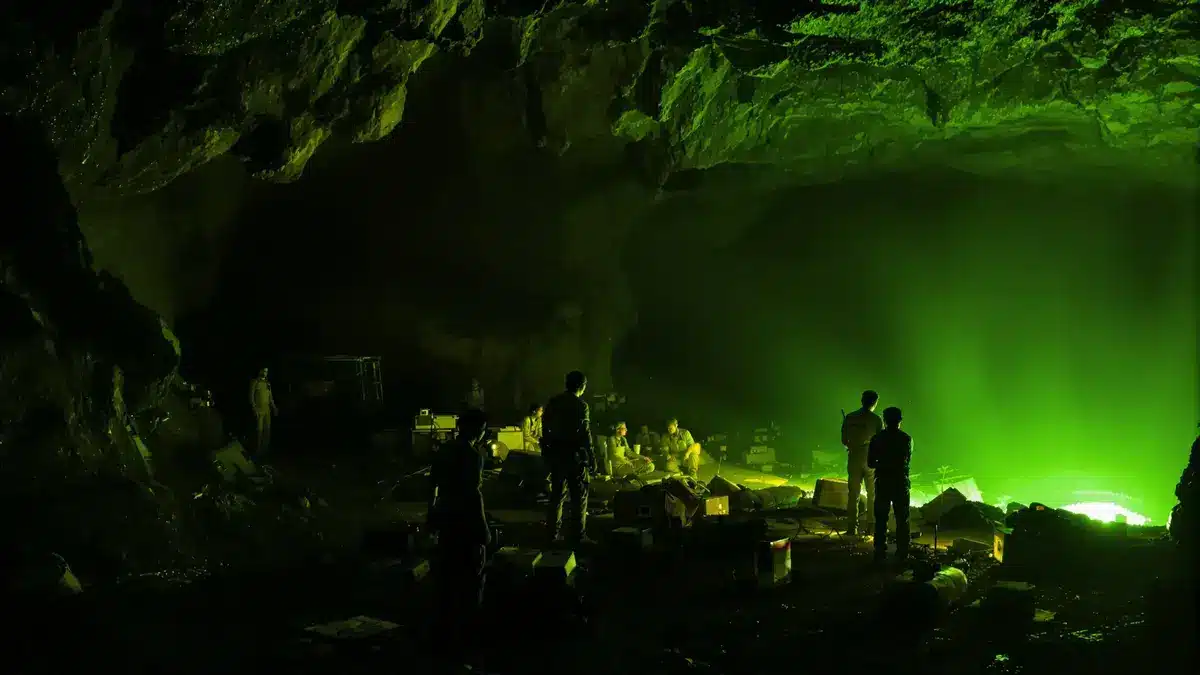 In einer japanischen Höhle entdecken Forscher ein rätselhaftes grünes Licht aus den Tiefen